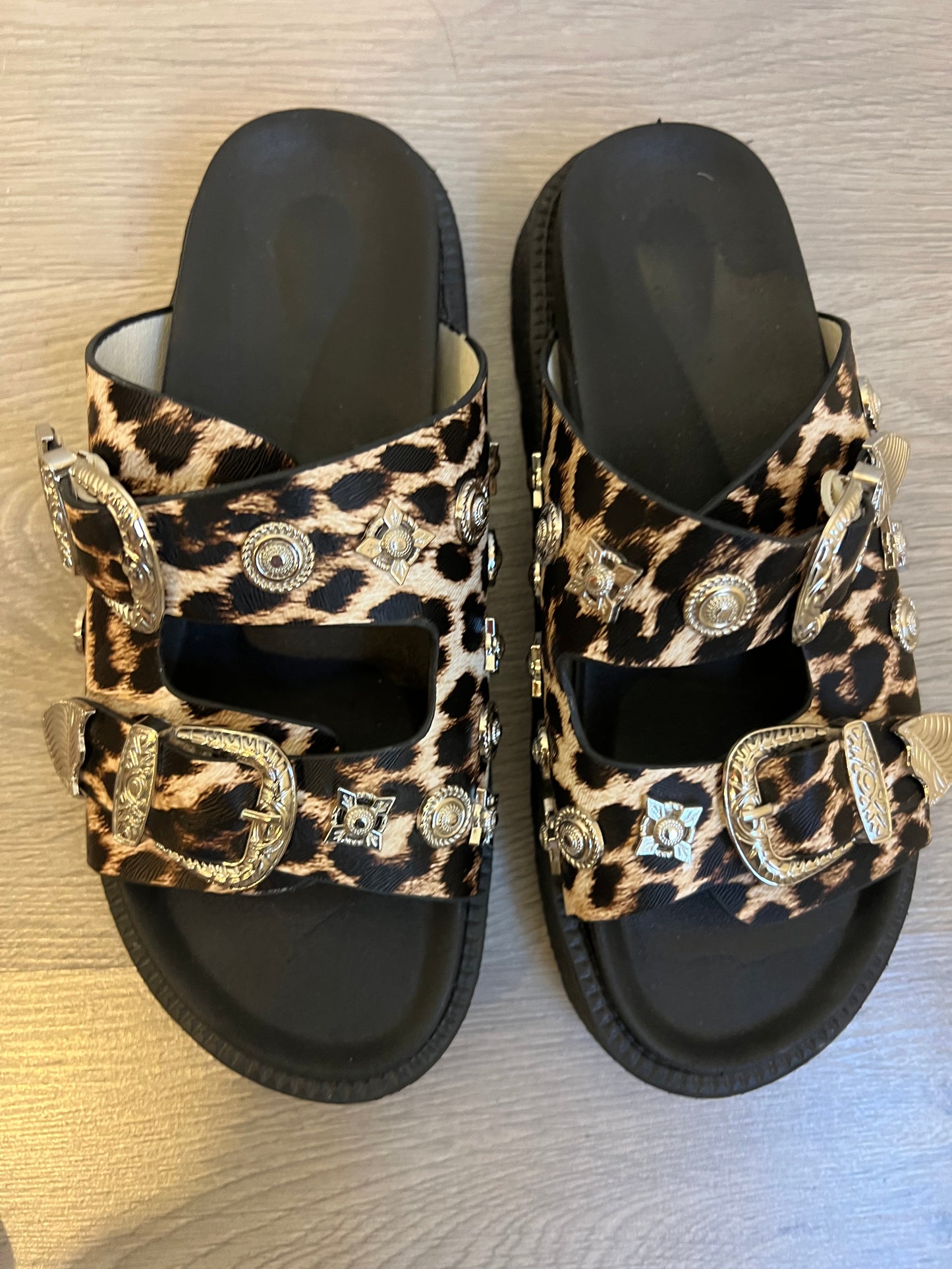 OTRAS. Sandalia animal print tachuelas. T 38