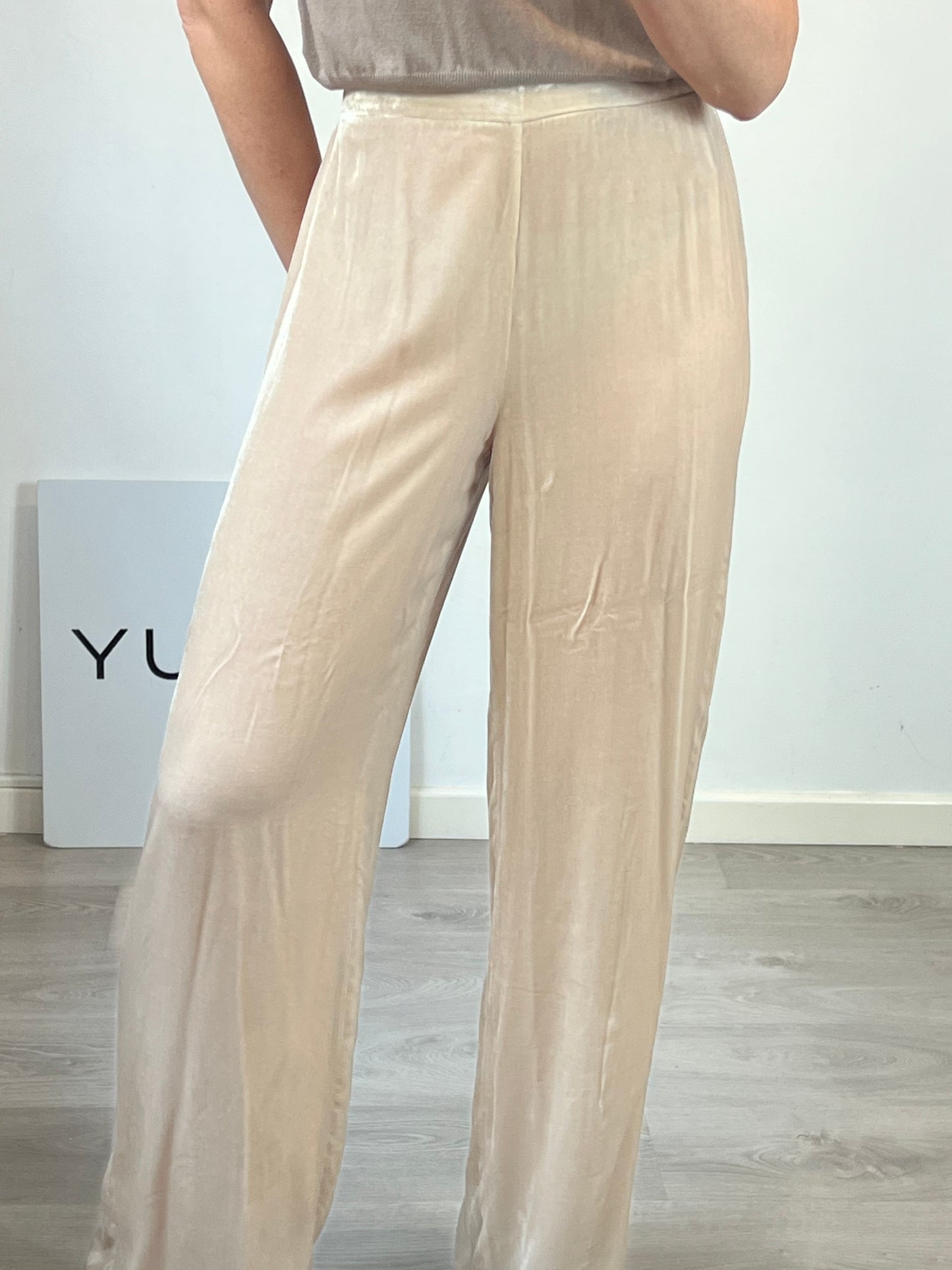 MASSIMO DUTTI. Flowing beige velvet trousers. TM