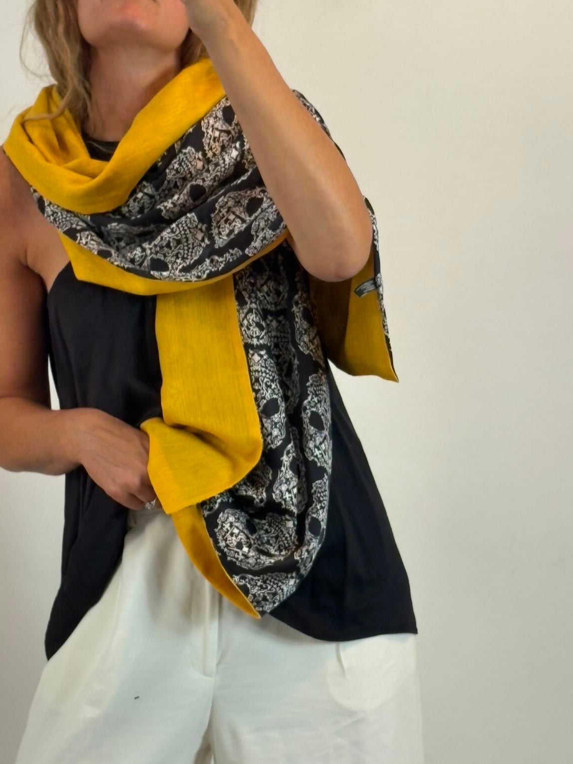 ALEXANDER McQUEEN. Pañuelo con cashmere calaveras