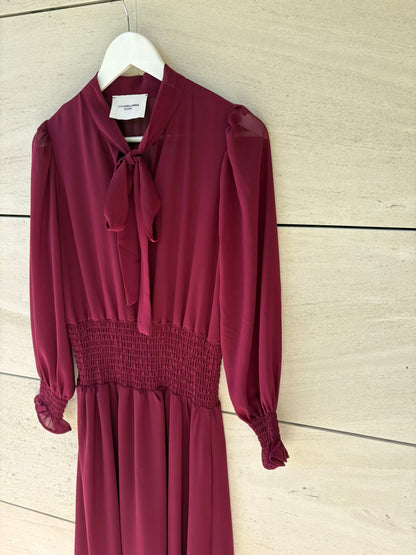 JUAN AVELLANEDA x SEEIOU. Vestido midi fluido granate