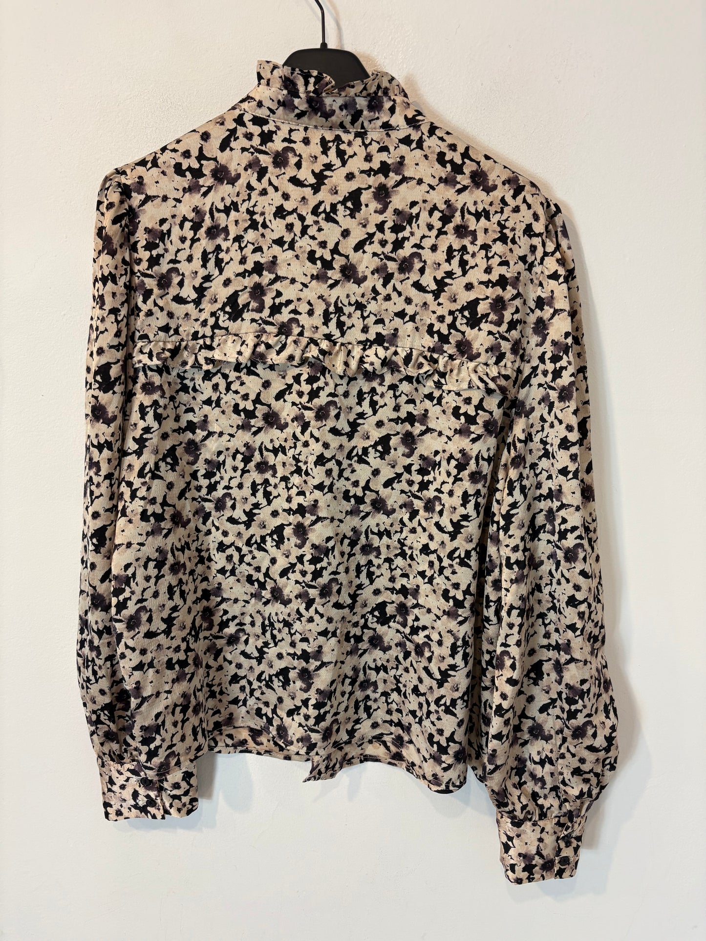 MANGO. Blusa estampado cuello volante