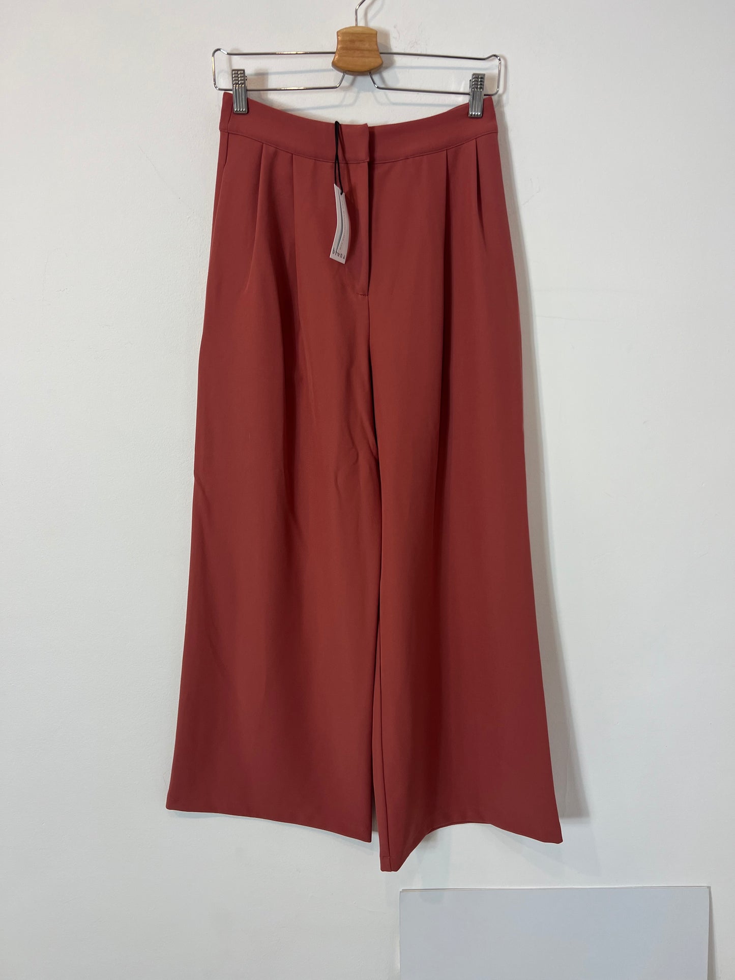 BRUNA. Total dark pink look with details. TS