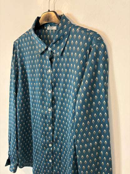 NOON. Blusa  satinada azul estampada