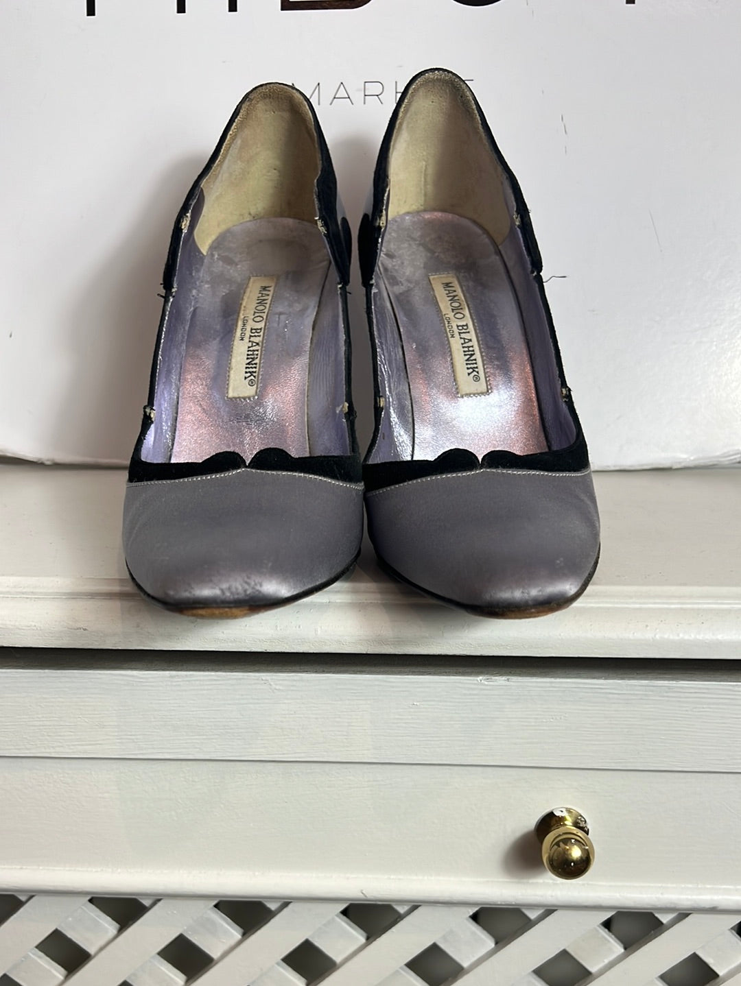 MANOLO BLAHNIK. Stilettos morados detalle en negro. T 39.5