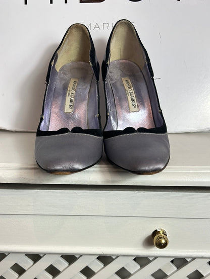 MANOLO BLAHNIK. Stilettos morados detalle en negro. T 39.5