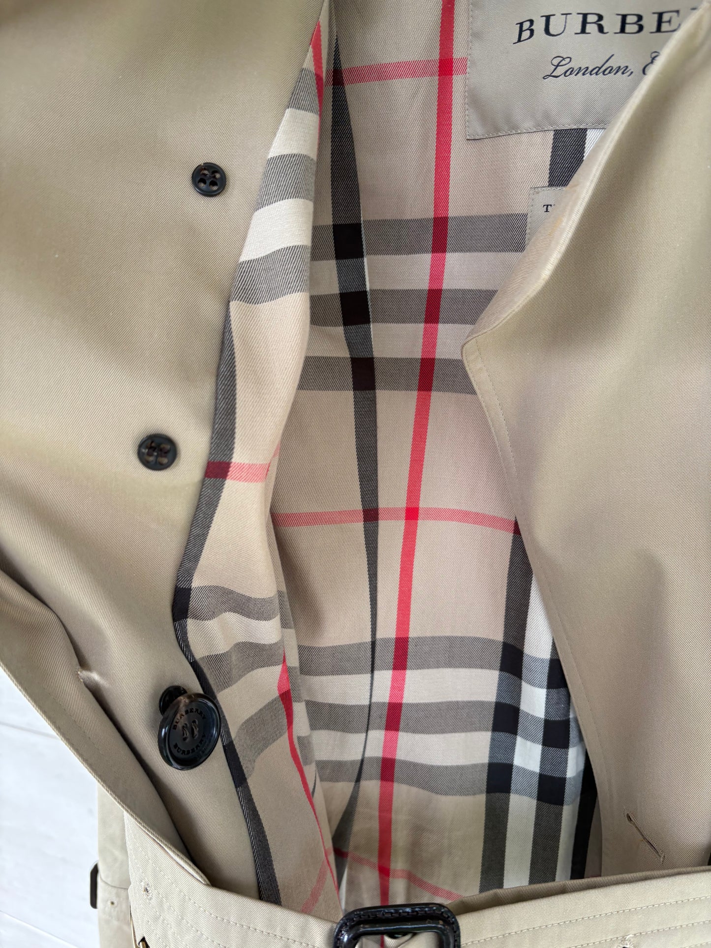 BURBERRYS. Gabardina beige doble botonadura