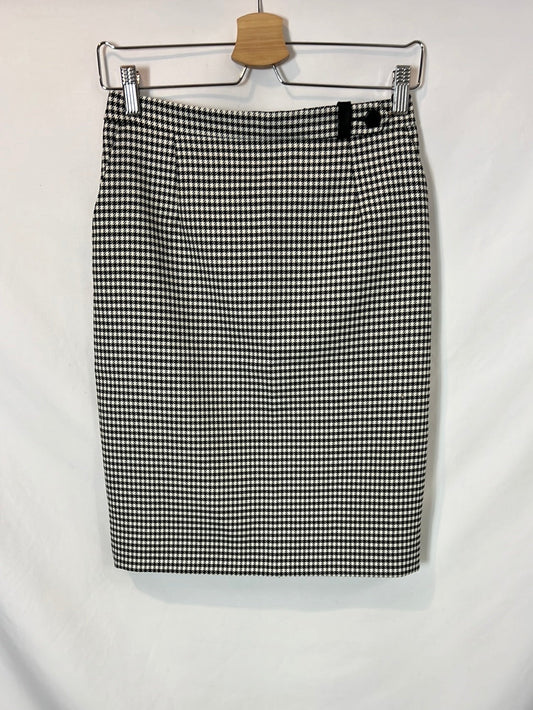 CLAUDIE PIERLOT. Short houndstooth skirt. T 36