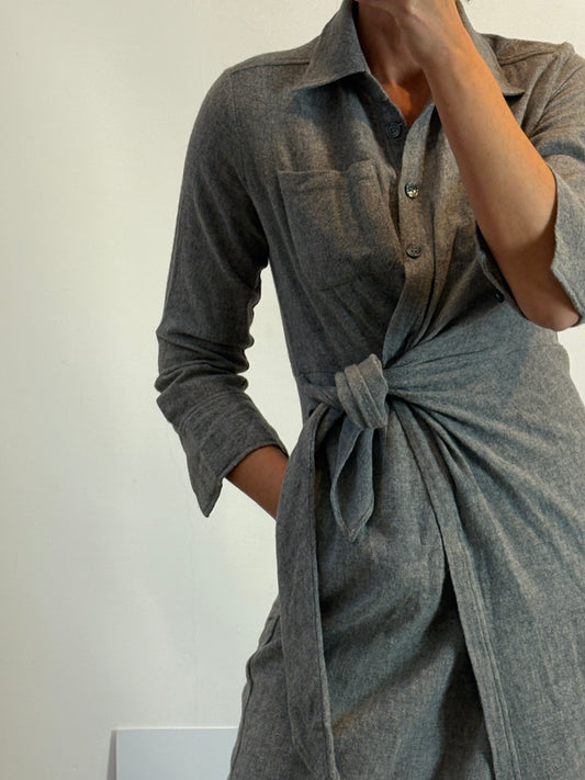 ZARA. Vestido largo cruzado gris