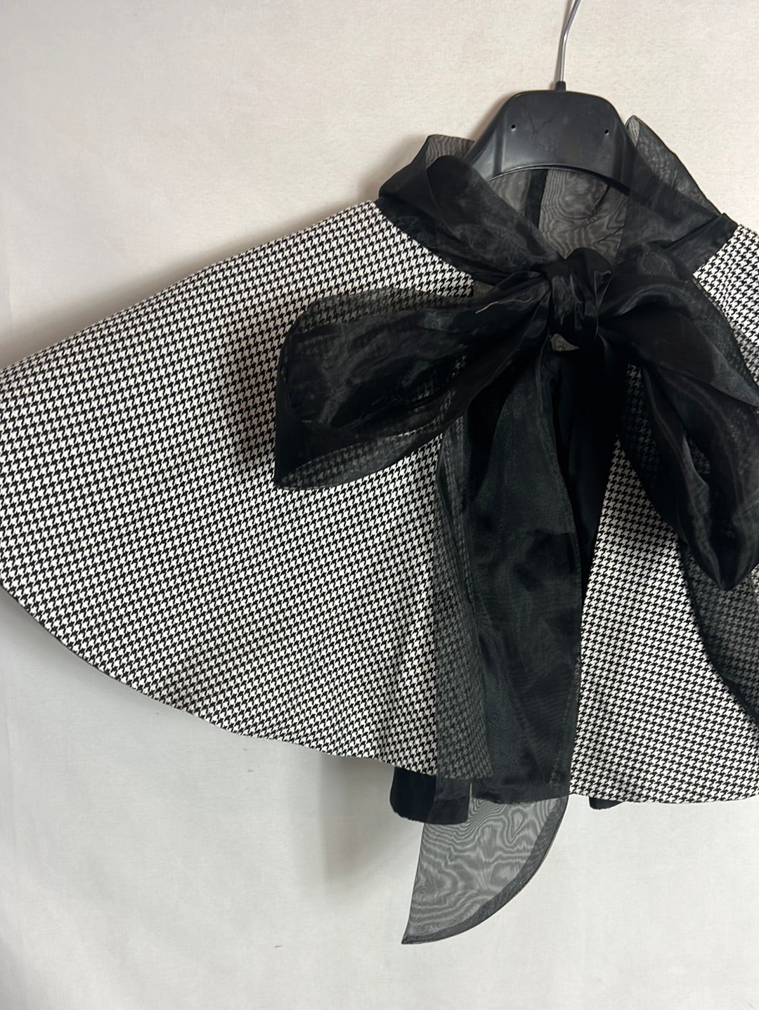 OTRAS. Cuello efecto capa pata de gallo. T U