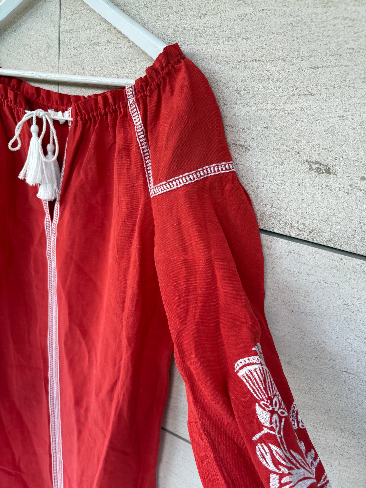 MAJE. Vestido corto rojo bordados. T 1 (S)