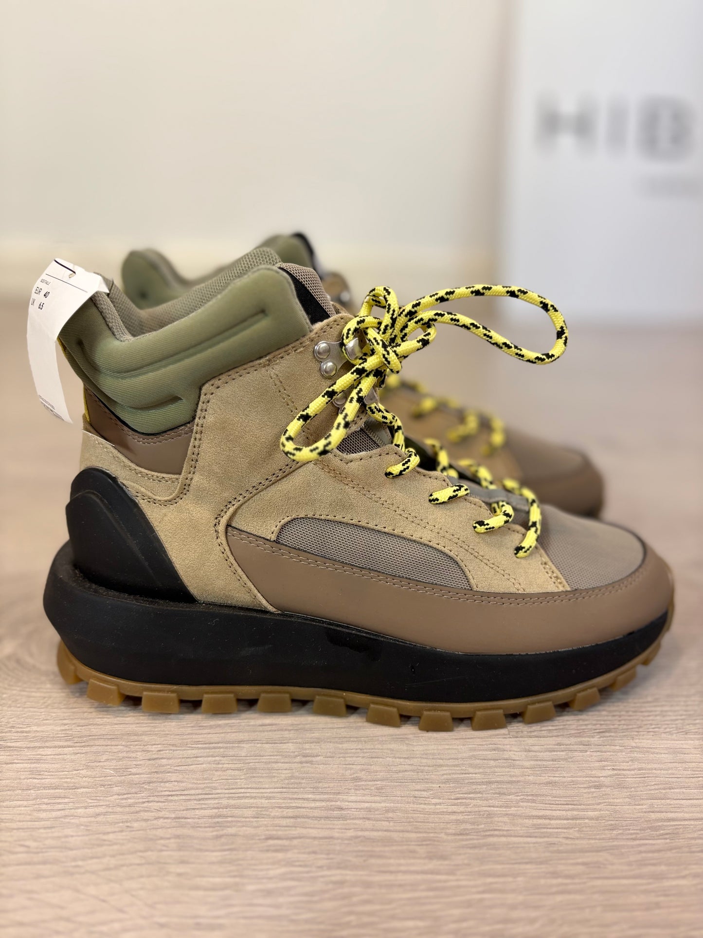 H&M. Botas montaña detalles fluor . T 40