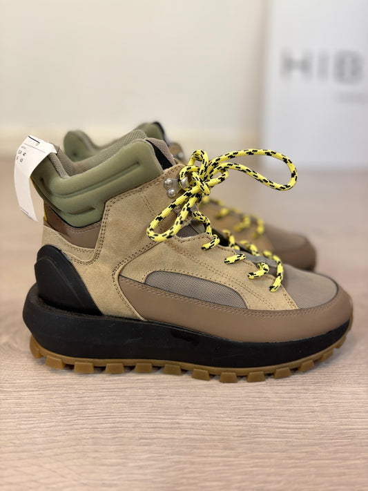 H&M. Botas montaña detalles fluor . T 40