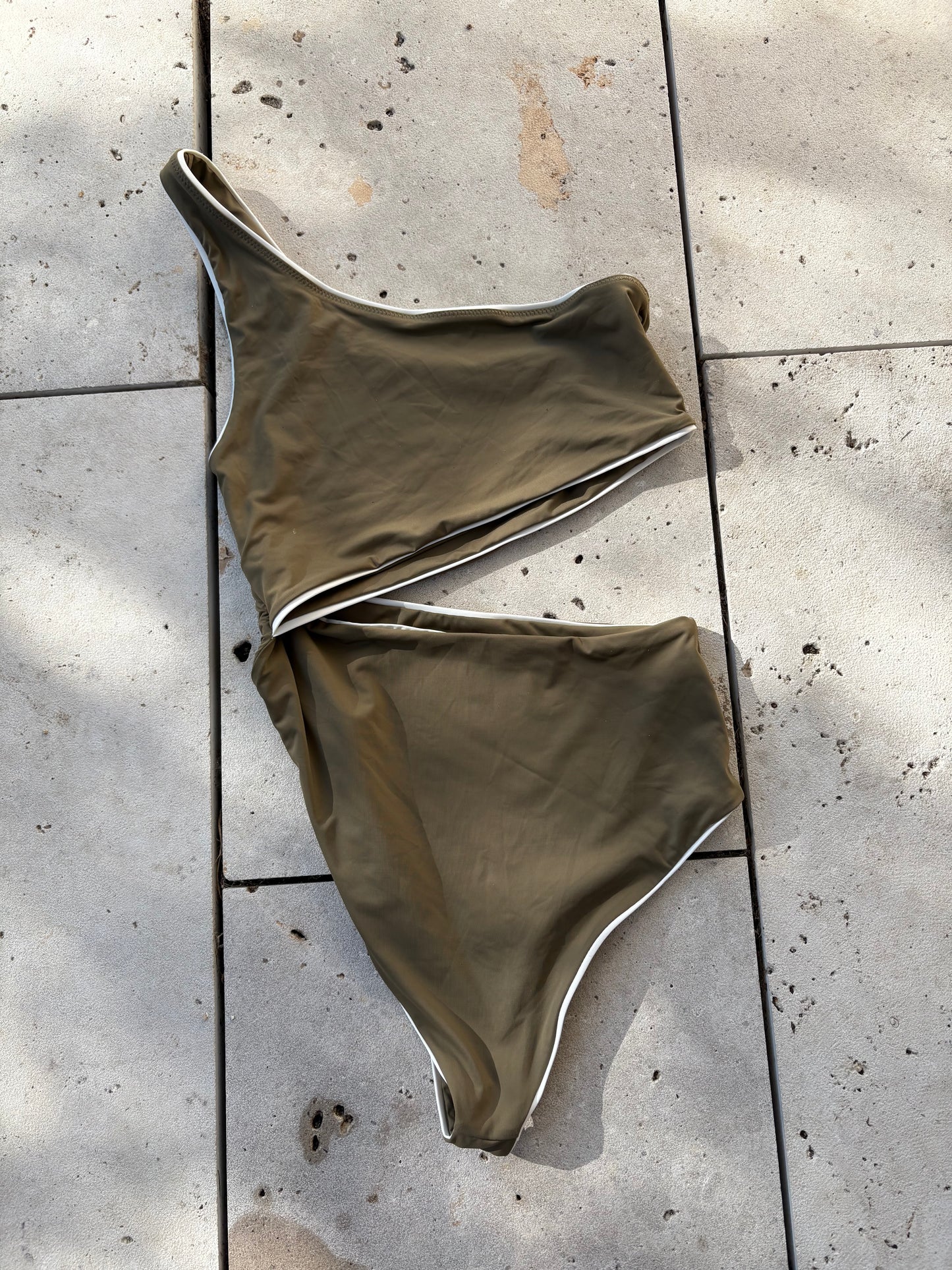 MASSIMO DUTTI.  Bañador verde asimétrico