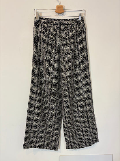 ZARA. Pantalón fluido negro estampado