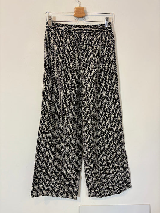 ZARA. Pantalón fluido negro estampado