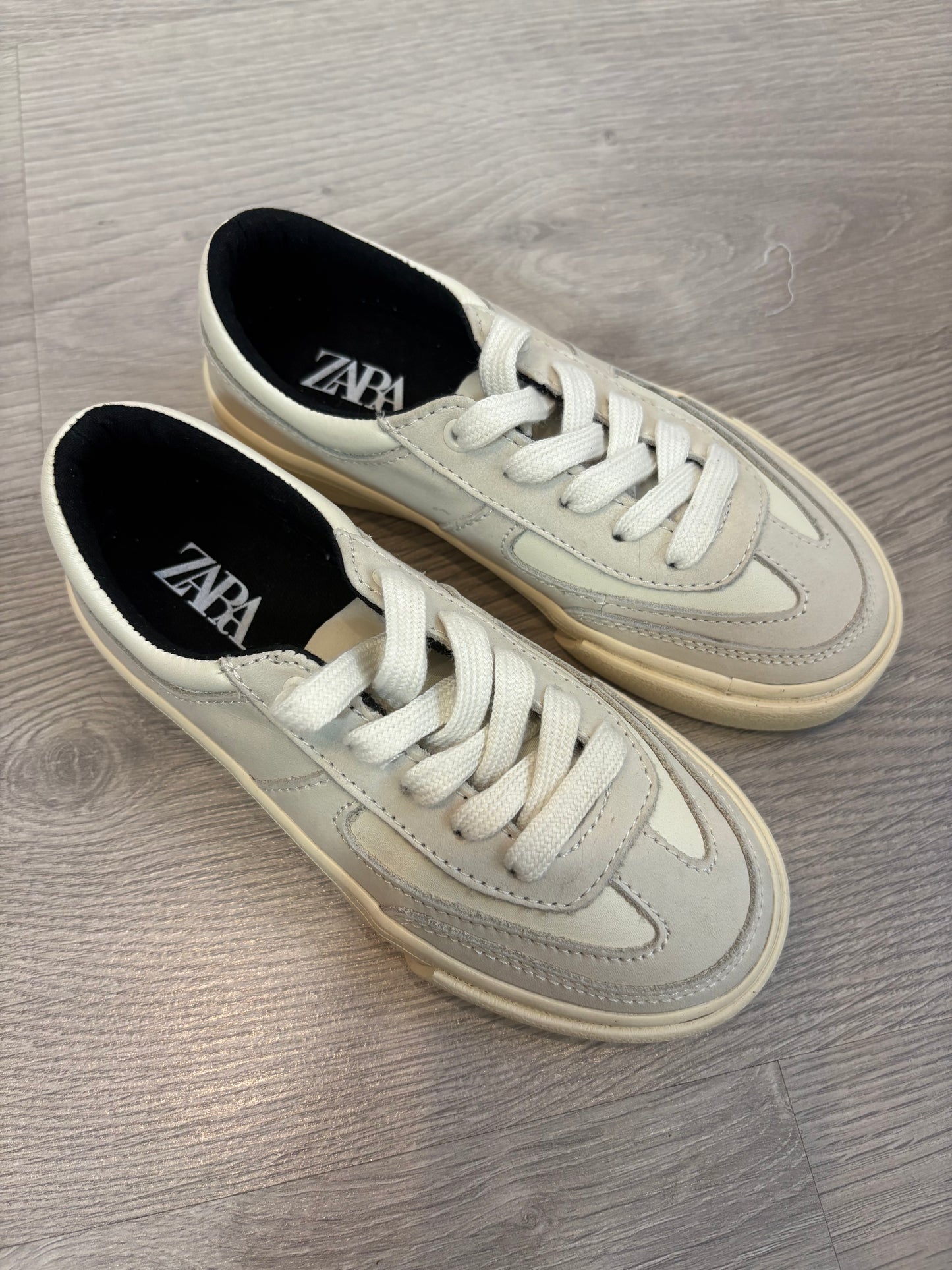 ZARA. Zapatilla doble textura niños. T 29