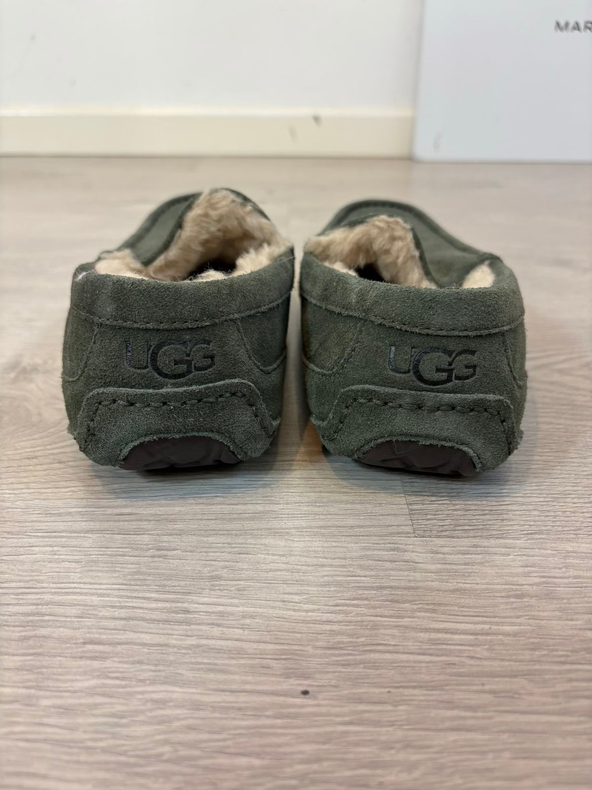 UGG. Zapatos estilo mocasín en verde. T 40