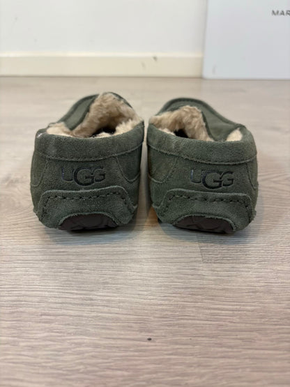 UGG. Zapatos estilo mocasín en verde. T 40