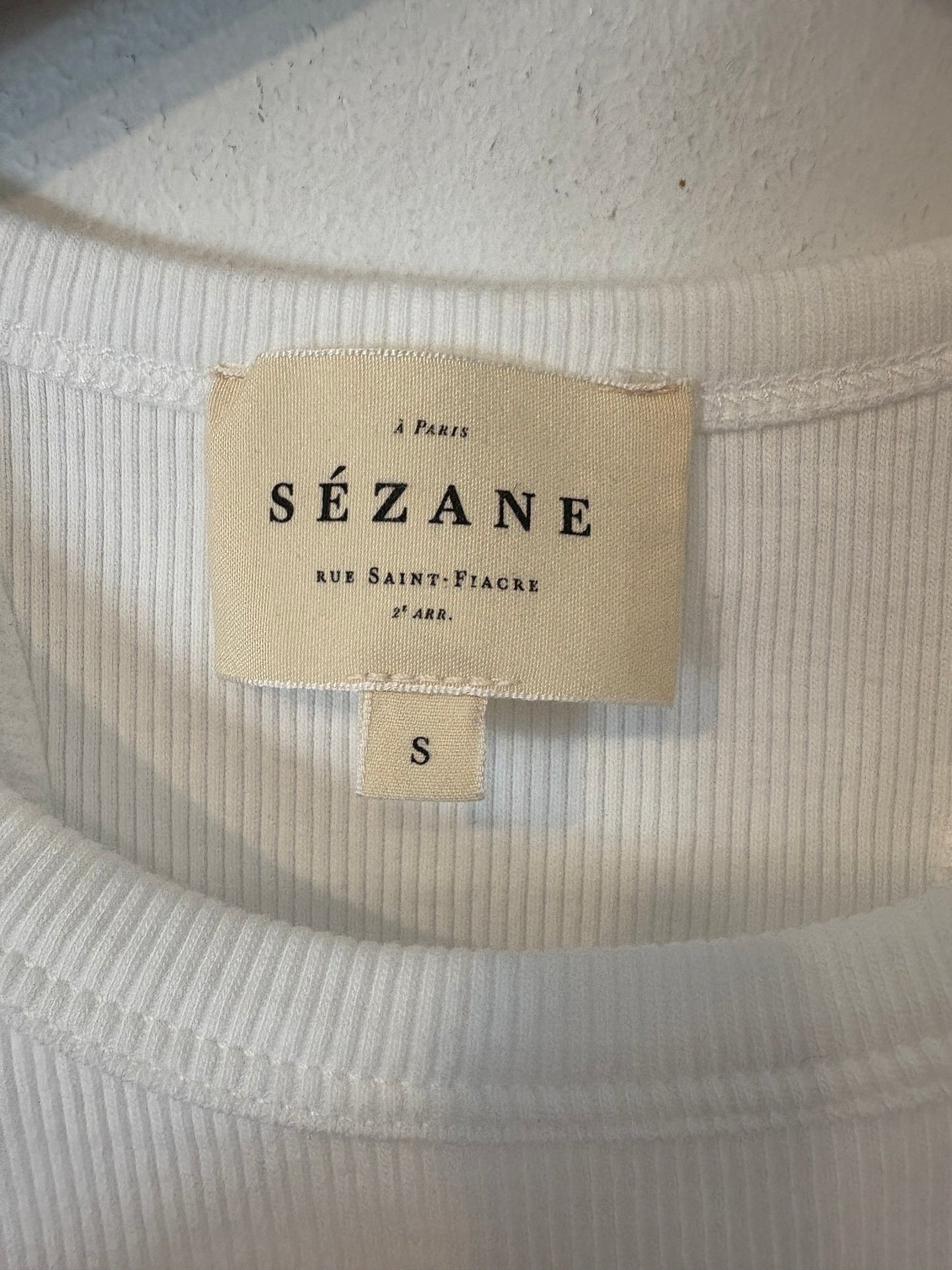 SÉZANE. Top blanco canalé algodón