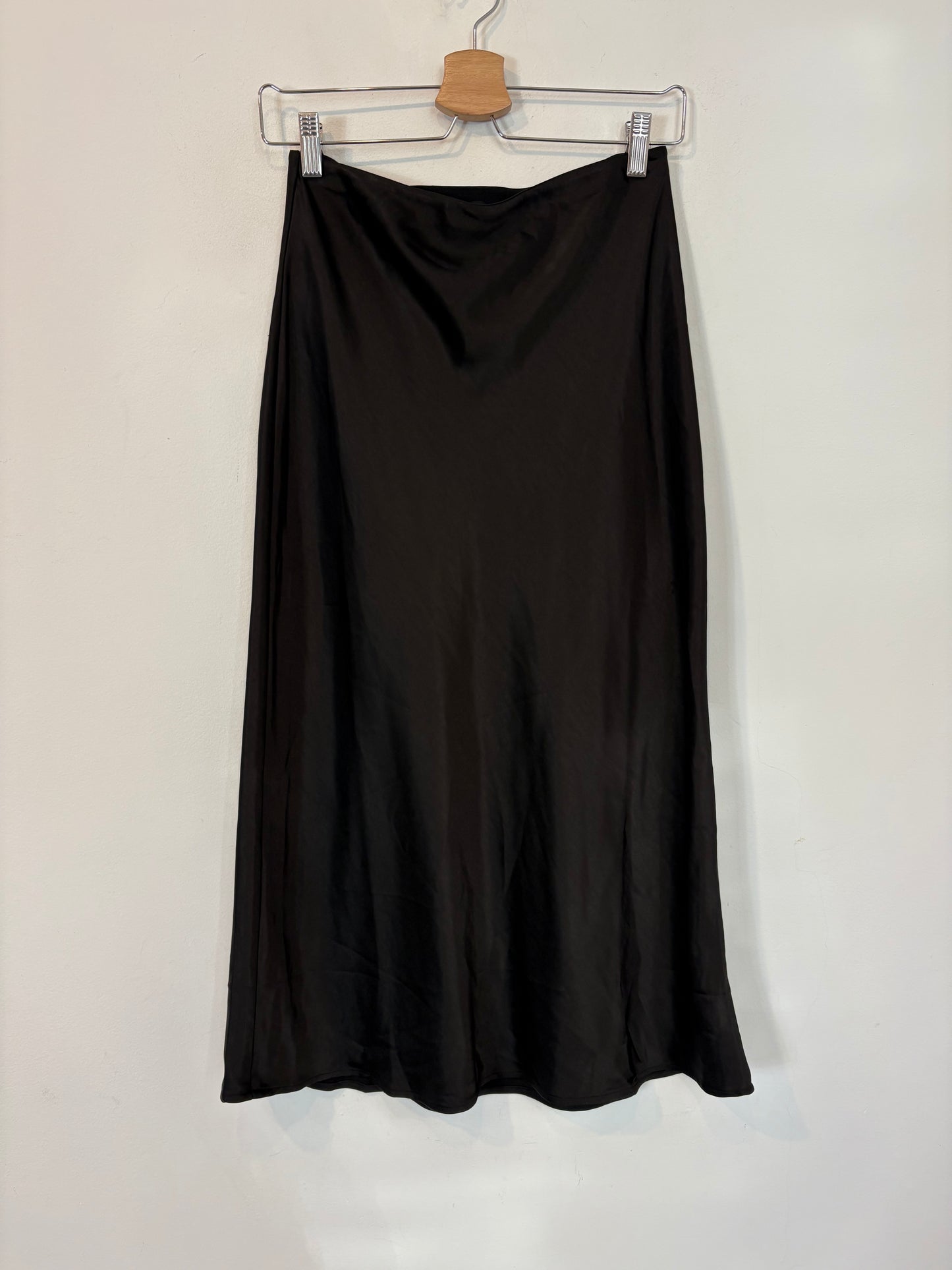 MANGO. Falda midi negra satinada