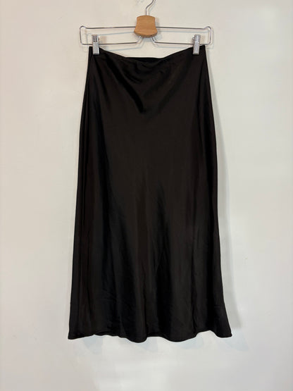 MANGO. Falda midi negra satinada