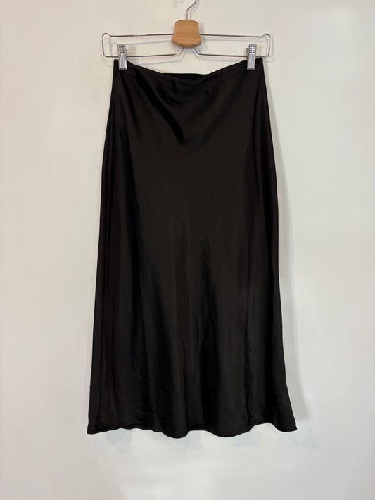 MANGO. Falda midi negra satinada