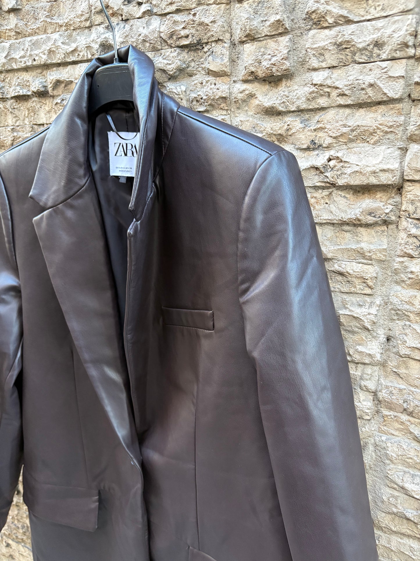 ZARA. Blazer marrón efecto piel