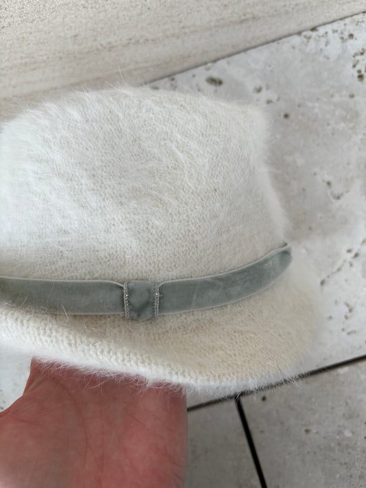 KATIA SERAFINI. Sombrero angora con terciopelo