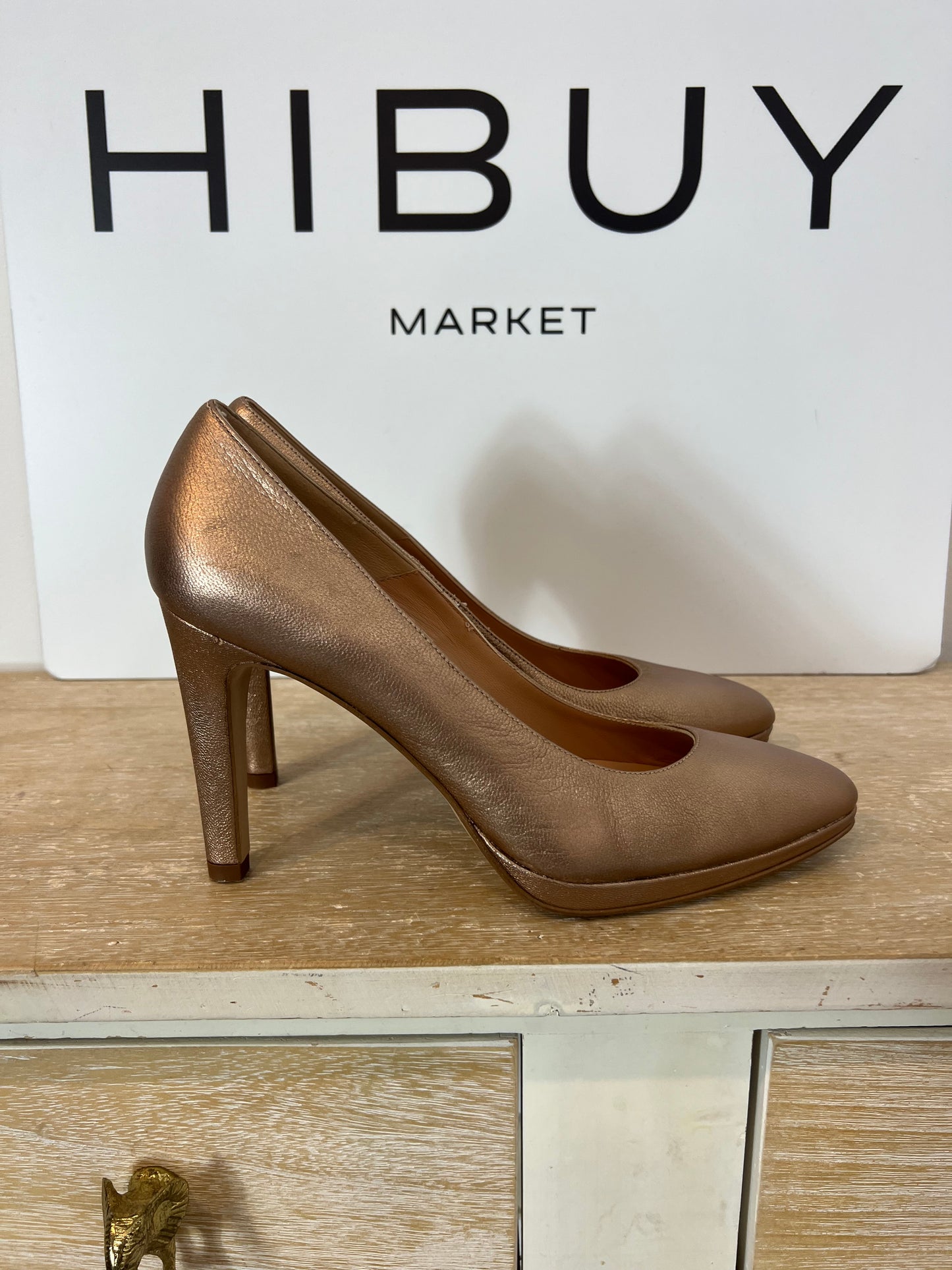 PEDRO MIRALLES. Zapatos de tacón dorados. T 39