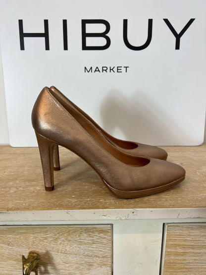 PEDRO MIRALLES. Zapatos de tacón dorados. T 39