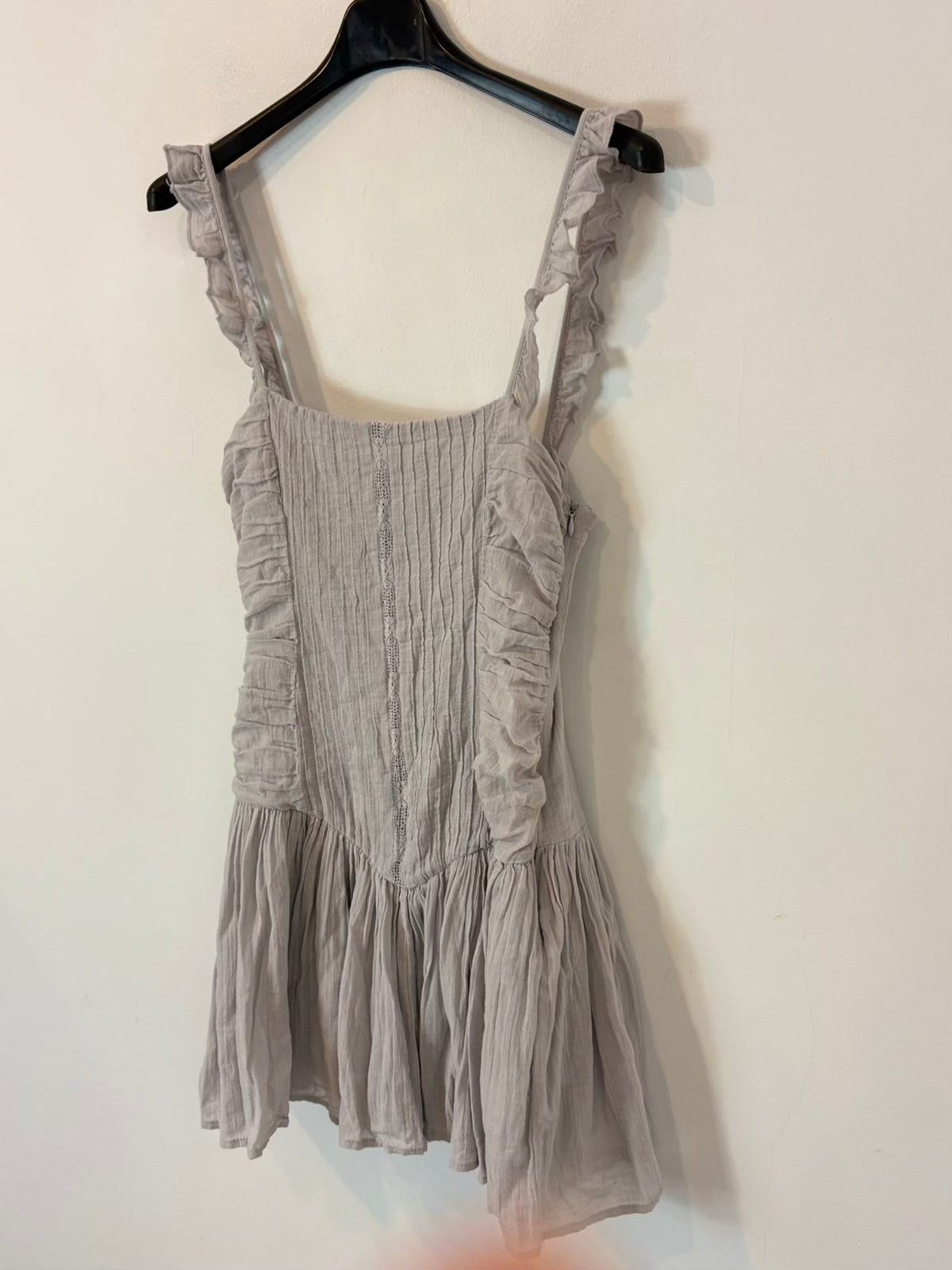 ZARA. Vestido corto vuelo gris claro