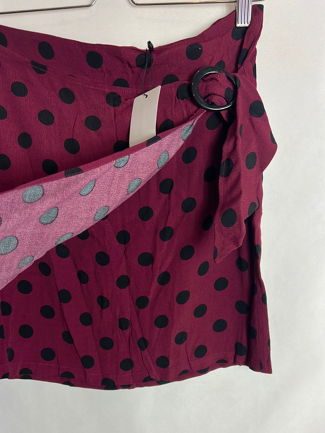 MANGO. Falda corta burdeos lunares. T S