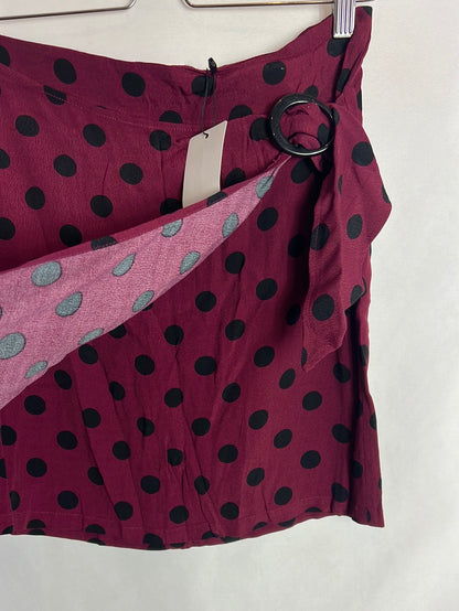 MANGO. Falda corta burdeos lunares. T S