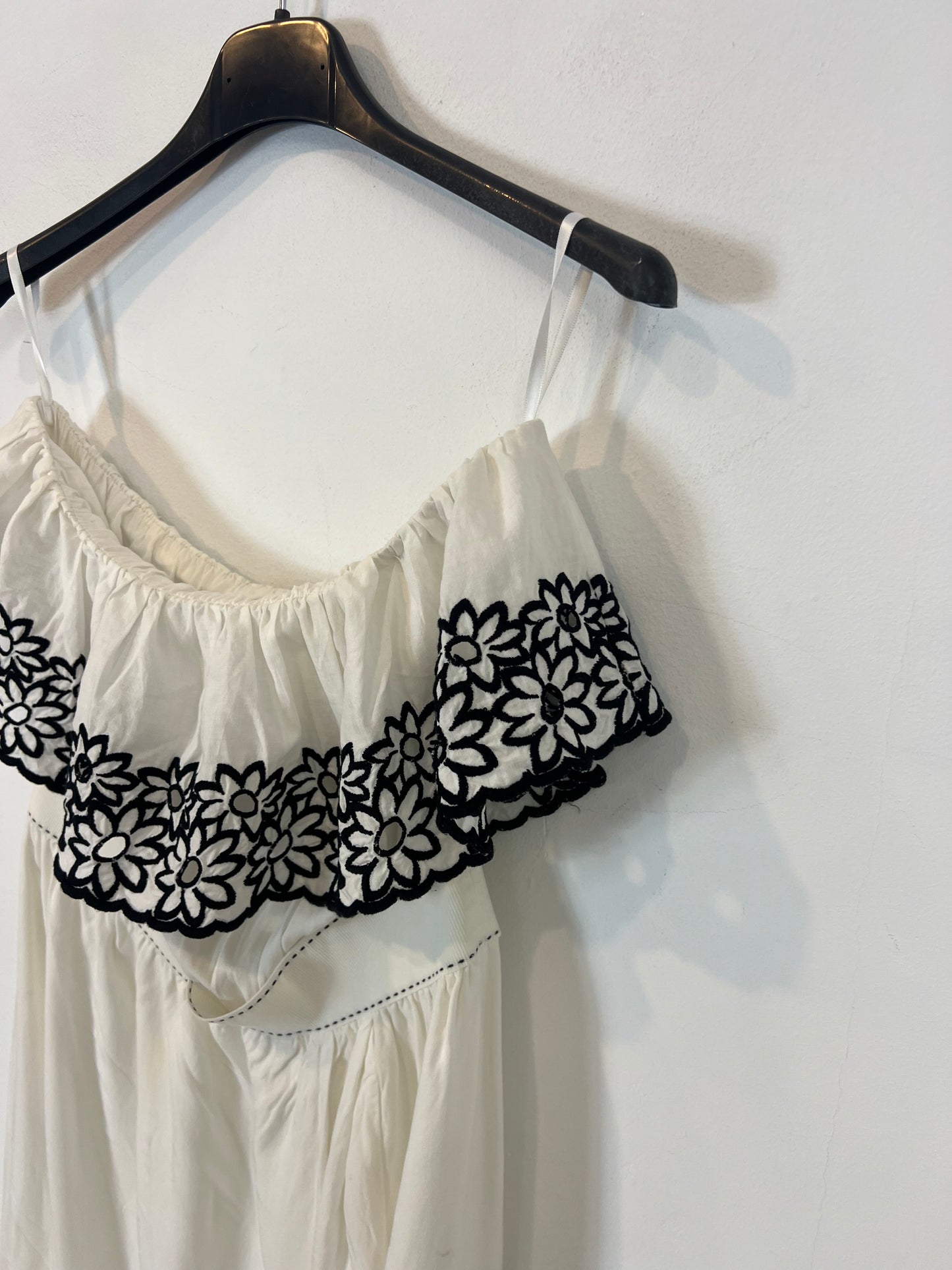 DENNY ROSE. Vestido midi blanco bordados en negros