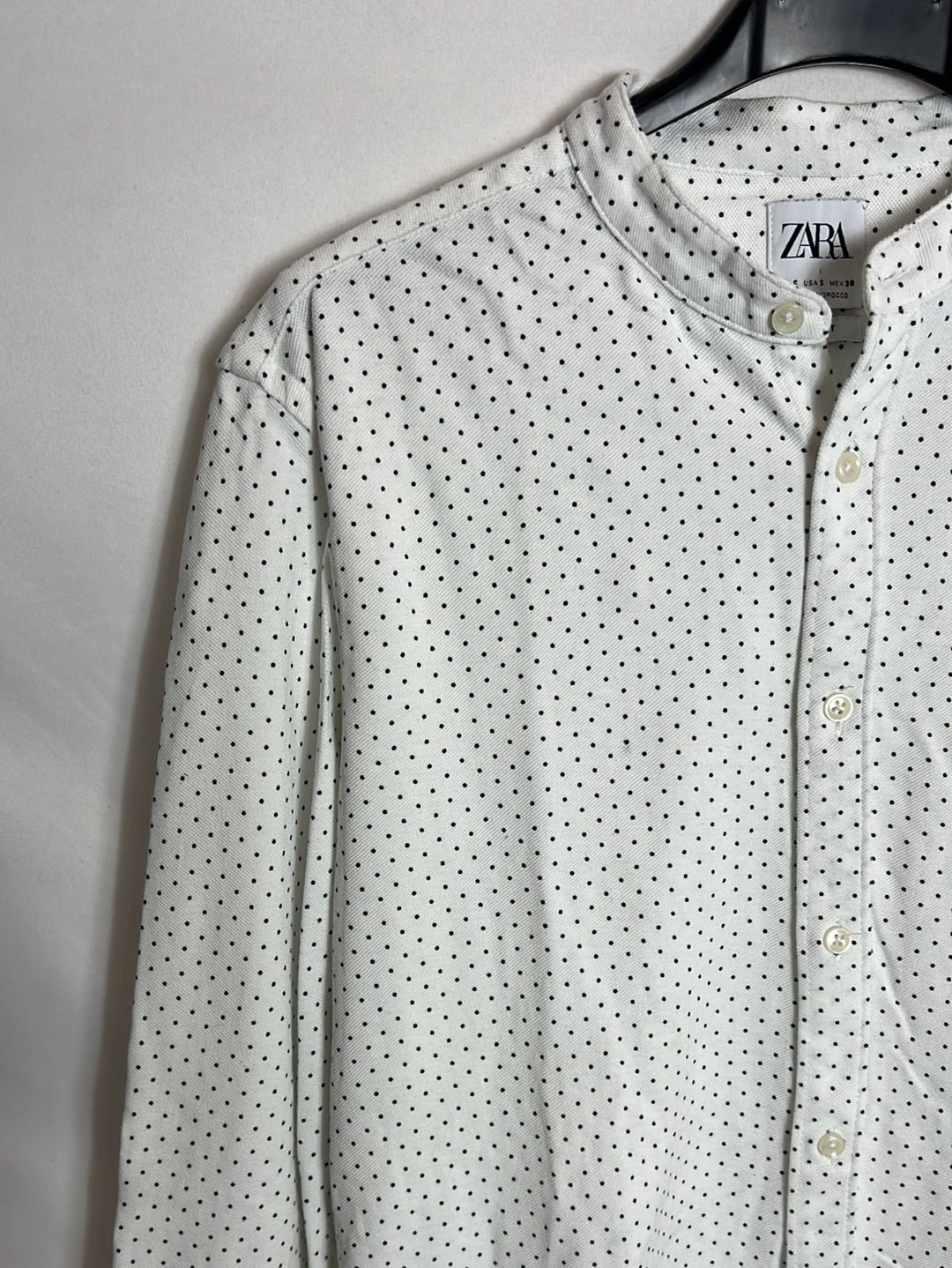 ZARA. Camisa blanca cuello mao mini lunares. T S