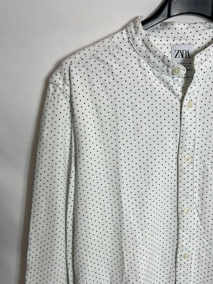 ZARA. Camisa blanca cuello mao mini lunares. T S
