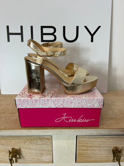 OTHERS. Gold sandals, heel size 37