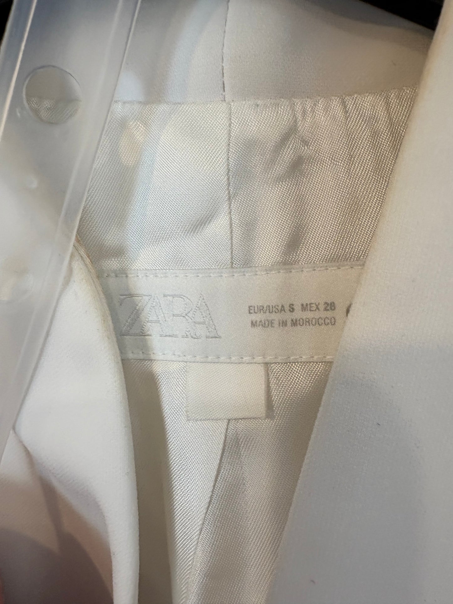 ZARA. Conjunto blanco de chaleco y pantalón