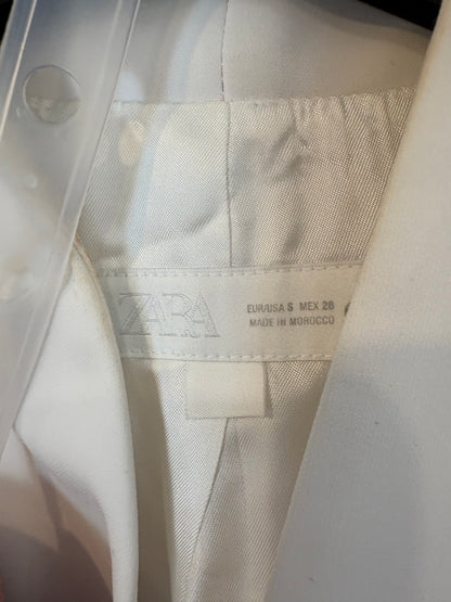 ZARA. Conjunto blanco de chaleco y pantalón