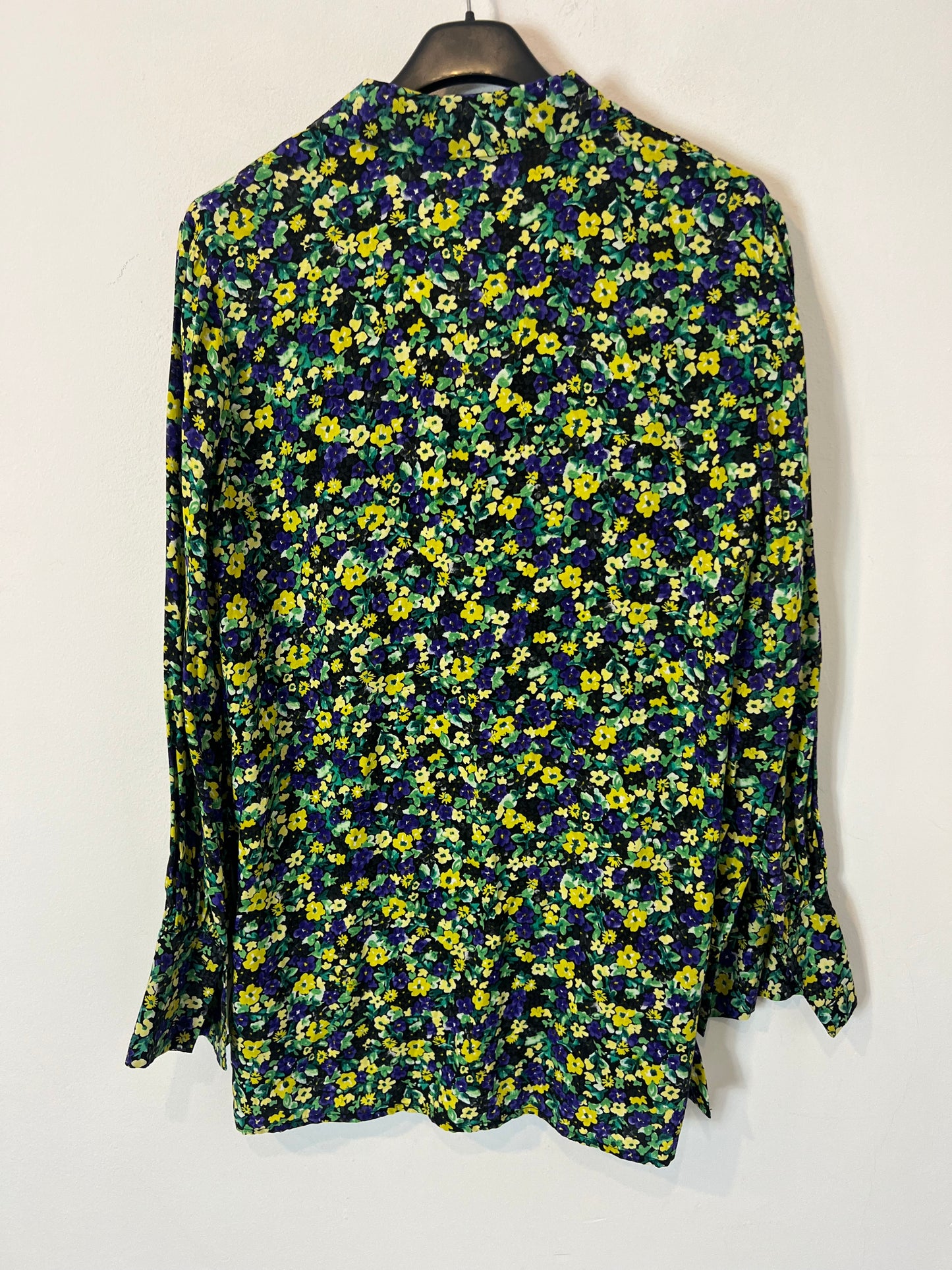 ZARA. Flowy floral blouse. TS