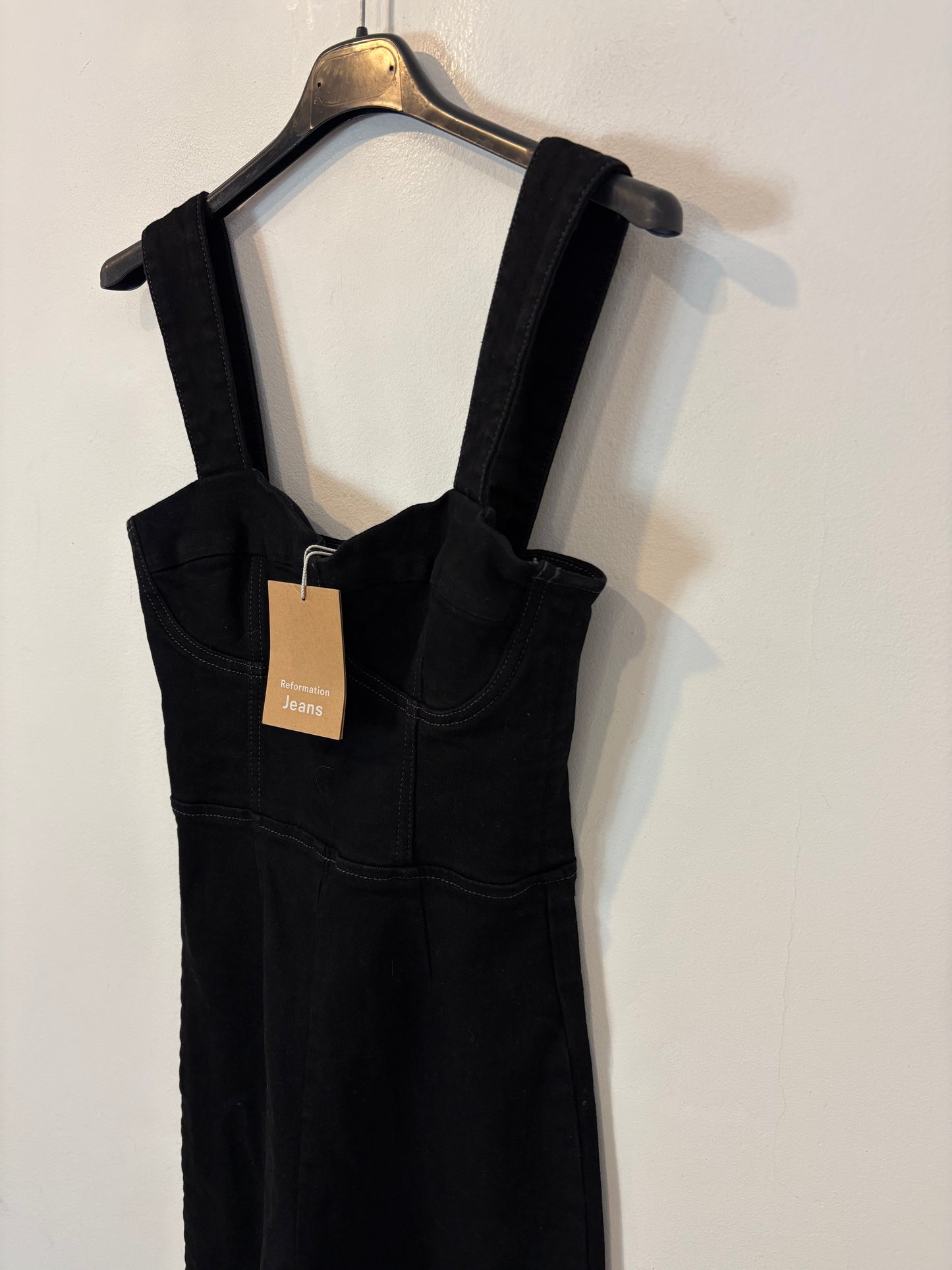 REFORMATION. Mono negro denim