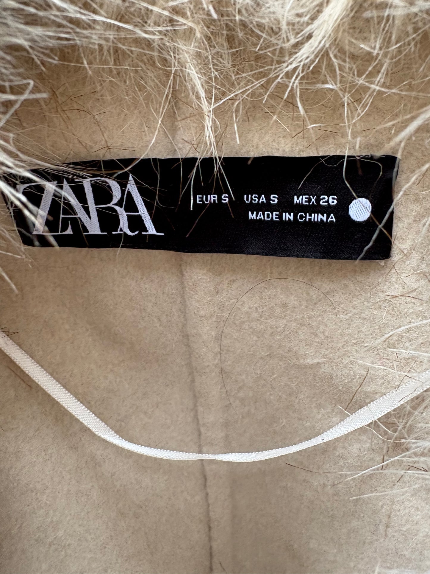 ZARA. Abrigo con lana solapa