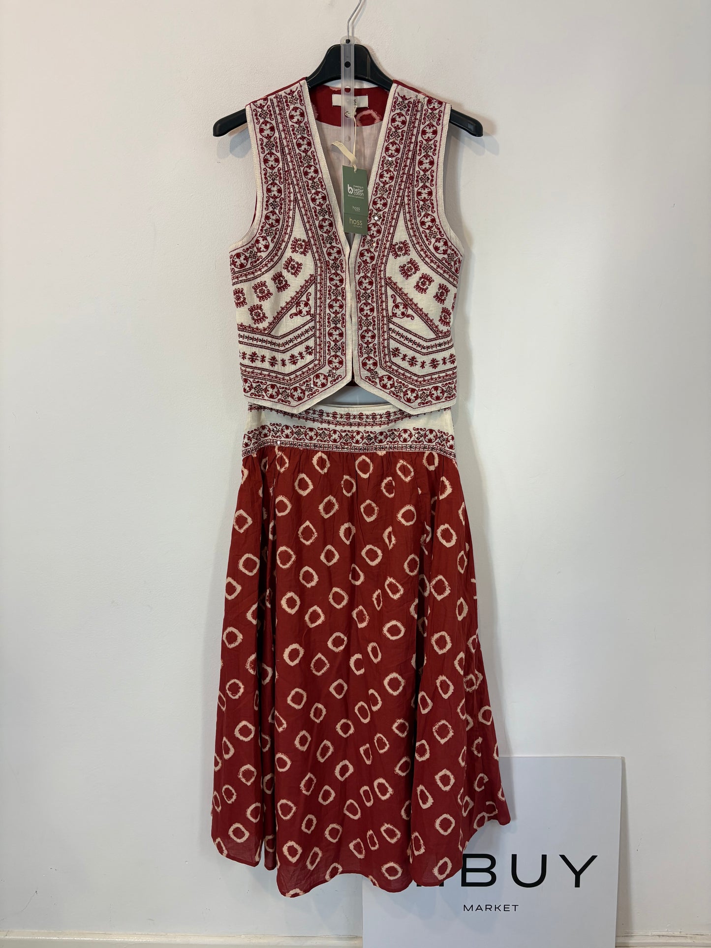 INTROPIA. Conjunto chaleco y falda detalles