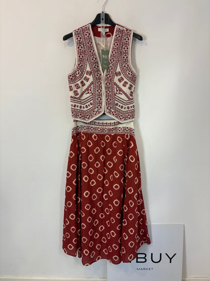 INTROPIA. Conjunto chaleco y falda detalles