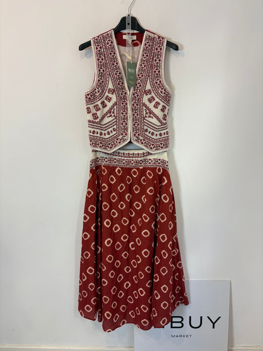 INTROPIA. Conjunto chaleco y falda detalles