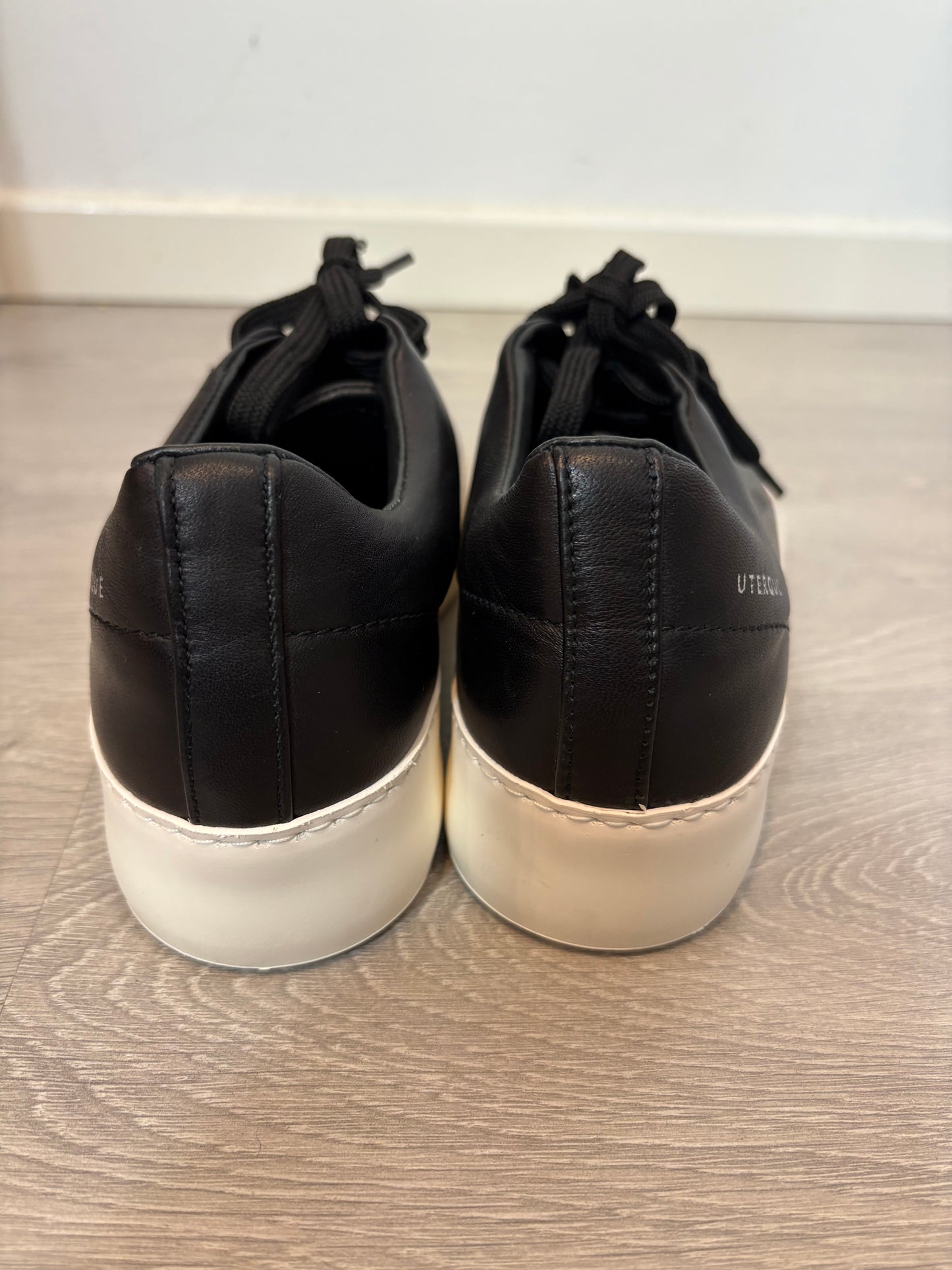 UTERQÜE. Black sneakers with brooch detail. Size 40