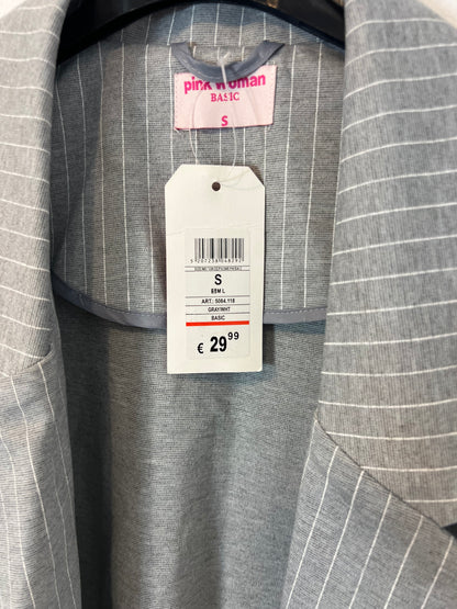 PINK WOMAN. Pinstriped gray blazer. T s
