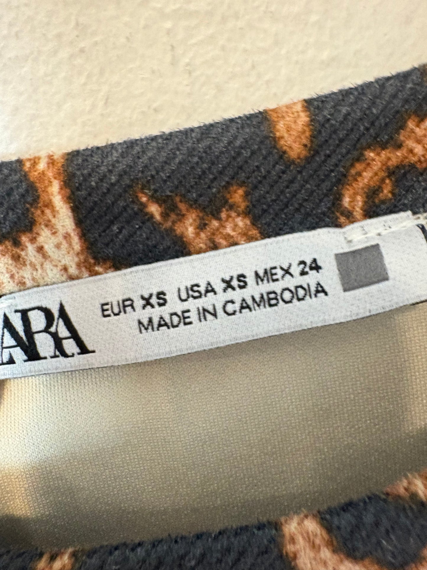 ZARA. Vestido corto animal print