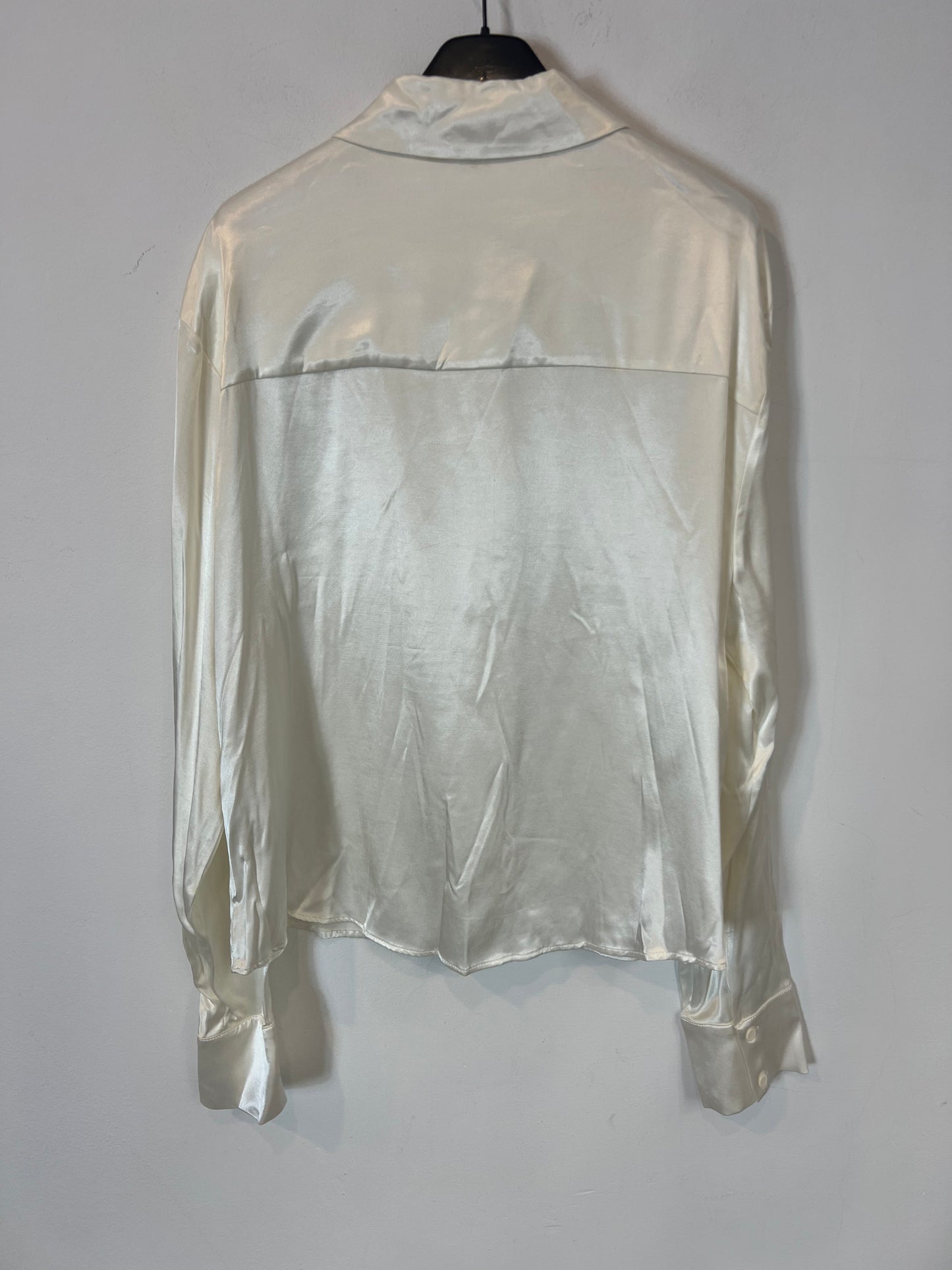 ZARA. Blusa satinada detalle pedrería cuello. T XL