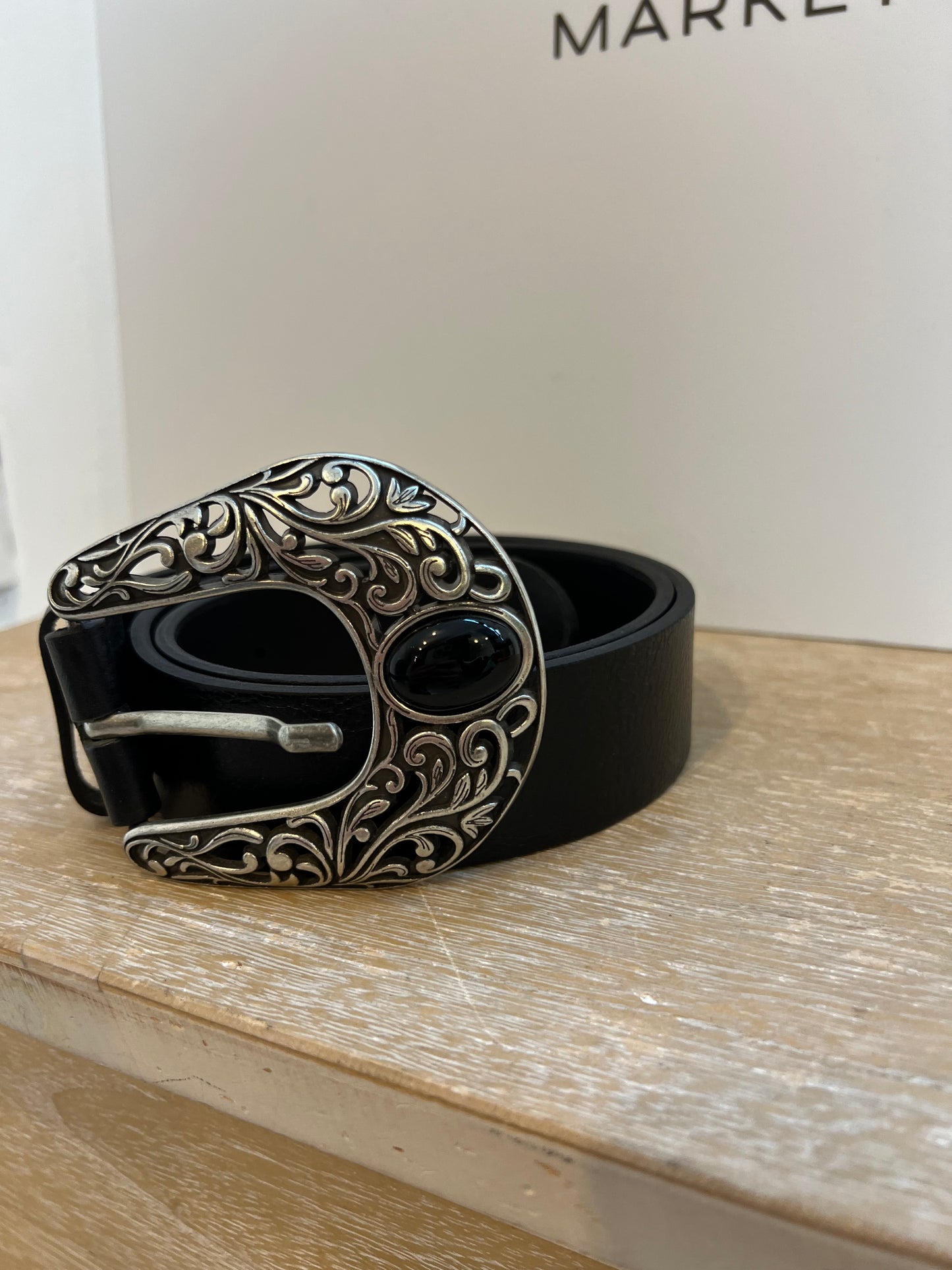 ZARA. Cinturón piel hebilla piedra. T 85